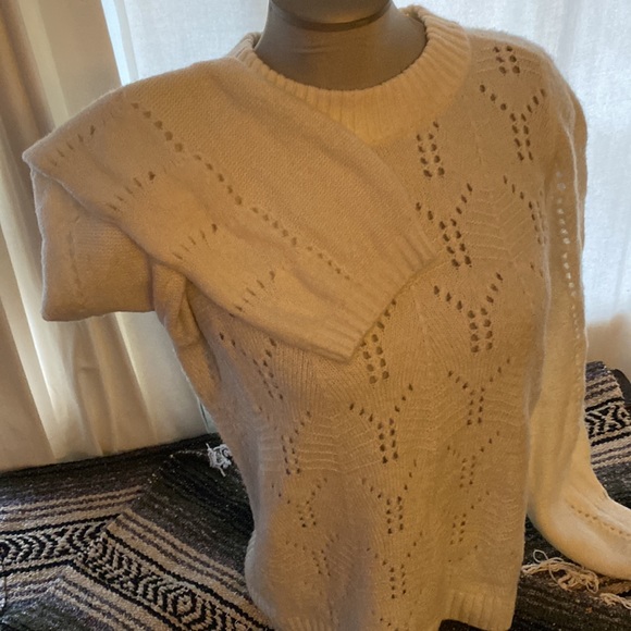 Cream knit sweater with balloon sleeves and lightweight peekaboo patterns - Picture 2 of 3